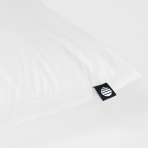 Poduszki „Familon Original Pillow“. Klasyczna biała poduszka z gładką tkaniną i czystym designem familon Poduszki „Familon Original Pillow“. Klasyczna biała poduszka z gładką tkaniną i czystym designem familon