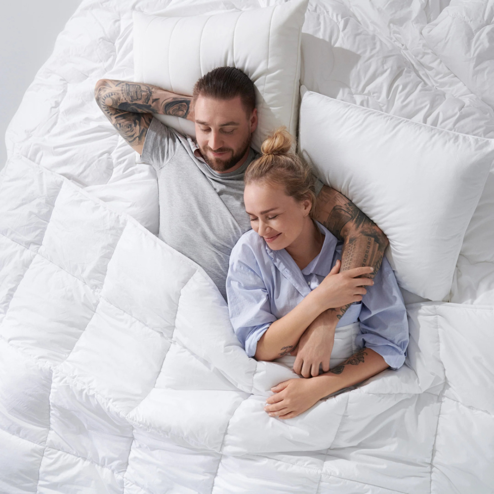 Poduszki „Familon Original Pillow“. Gładka biała poduszka o delikatnym designie familon Poduszki „Familon Original Pillow“. Gładka biała poduszka o delikatnym designie familon