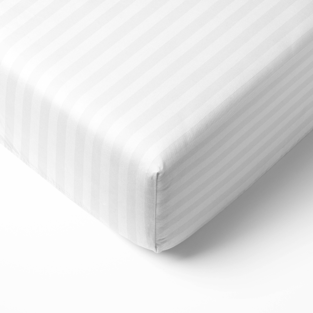 Prześcieradło bez gumy "White Stripes". Prześcieradło bez gumki, 150x220 cm, 200x220 cm, 220x260 cm. Białe prześcieradło bez gumki z pięknym wzorem w paski zapewnia komfort i stylowy akcent na twoim łóżku.