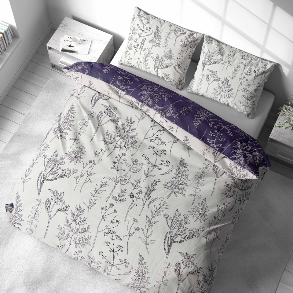 Komplet pościeli „Alkali“. Komplety pościeli 140x200, 140x200 cm, 200x200 cm, 200x220 cm. Designerski botaniczny wzór z liniowymi rysunkami kwiatów w ciemnofioletowym tonie.