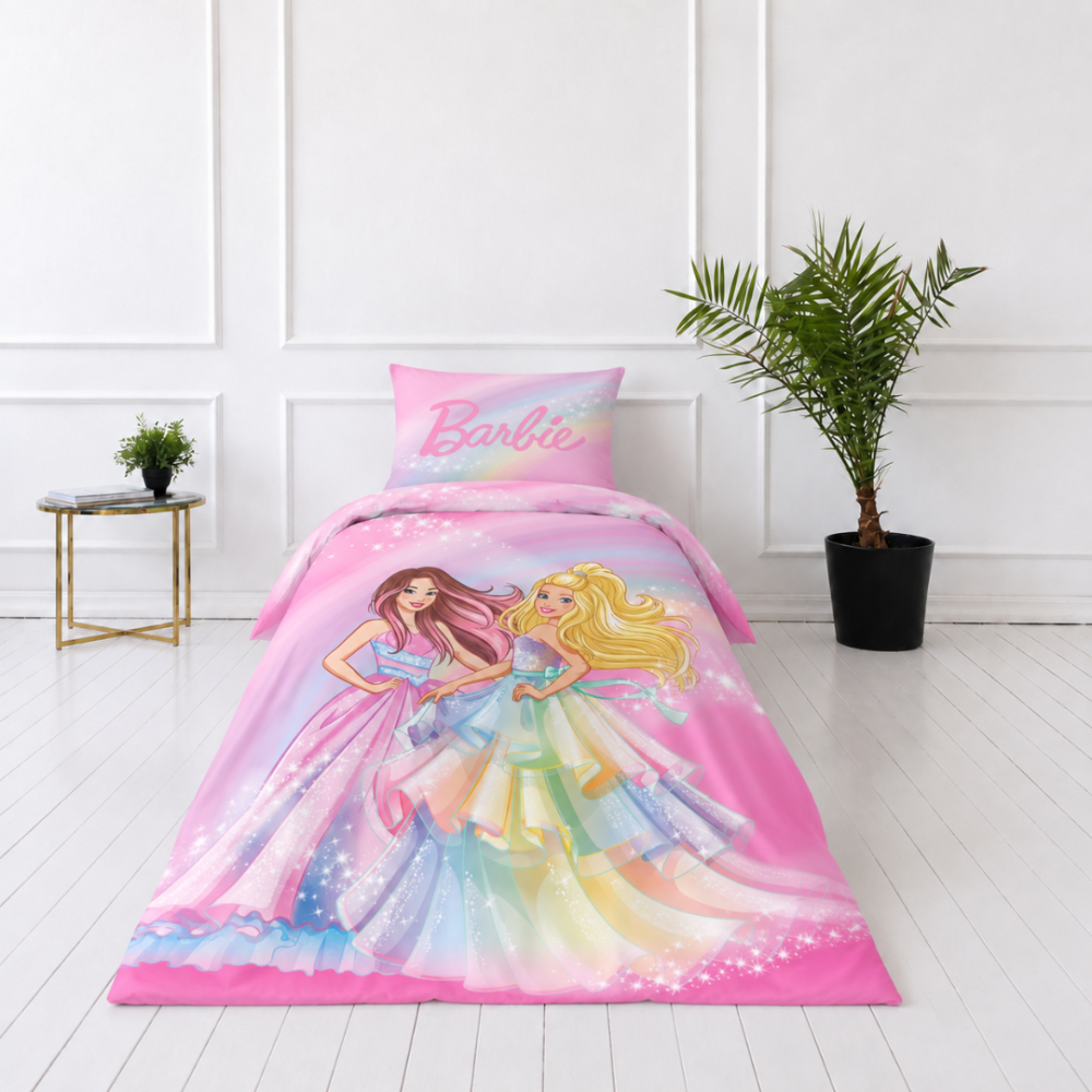 Pościel bawełniana „Barbie“. Pościel bawełniana, 135x200 cm. Różowy komplet pościeli z dwiema dziewczynami w kolorowych sukienkach. Pościel bawełniana „Barbie“. Pościel bawełniana, 135x200 cm. Różowy komplet pościeli z dwiema dziewczynami w kolorowych sukienkach.