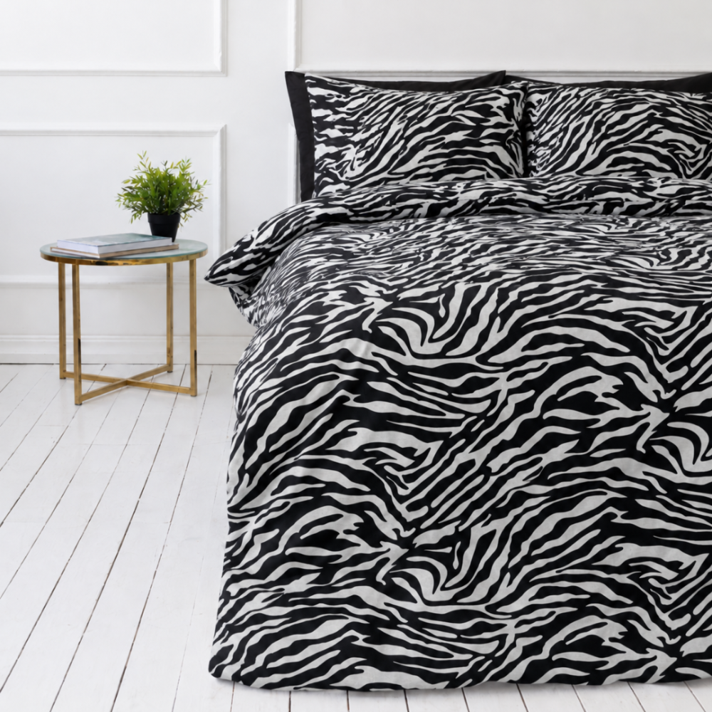 Komplet pościeli "Black Safari". Wzorzysta pościel, 140x200 cm, 150x200 cm, 160x200 cm, 180x200 cm, 200x200 cm, 200x220 cm, 220x240 cm. Komplet pościeli z kontrastowym czarno-białym motywem zebry Komplet pościeli "Black Safari". Wzorzysta pościel, 140x200 cm, 150x200 cm, 160x200 cm, 180x200 cm, 200x200 cm, 200x220 cm, 220x240 cm. Komplet pościeli z kontrastowym czarno-białym motywem zebry