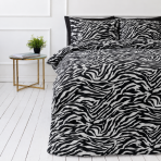Komplet pościeli "Black Safari". Wzorzysta pościel, 140x200 cm, 150x200 cm, 160x200 cm, 180x200 cm, 200x200 cm, 200x220 cm, 220x240 cm. Komplet pościeli z kontrastowym czarno-białym motywem zebry Komplet pościeli "Black Safari". Wzorzysta pościel, 140x200 cm, 150x200 cm, 160x200 cm, 180x200 cm, 200x200 cm, 200x220 cm, 220x240 cm. Komplet pościeli z kontrastowym czarno-białym motywem zebry