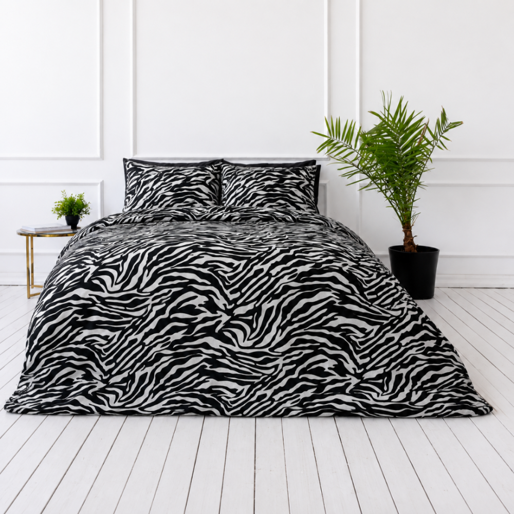 Komplet pościeli "Black Safari". Wzorzysta pościel, 140x200 cm, 150x200 cm, 160x200 cm, 180x200 cm, 200x200 cm, 200x220 cm, 220x240 cm. Kontrastowy czarno-biały design pościeli z dzikim wzorem zebry Komplet pościeli "Black Safari". Wzorzysta pościel, 140x200 cm, 150x200 cm, 160x200 cm, 180x200 cm, 200x200 cm, 200x220 cm, 220x240 cm. Kontrastowy czarno-biały design pościeli z dzikim wzorem zebry