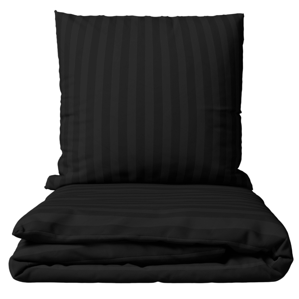 Komplet pościeli „Black Stripes“. Komplety pościeli 140x200, 140x200 cm, 160x200 cm, 200x200 cm, 200x220 cm. Stylowy czarny zestaw pościeli z eleganckim wzorem pasków, wnoszący nowoczesną elegancję do wystroju twojej sypialni.
