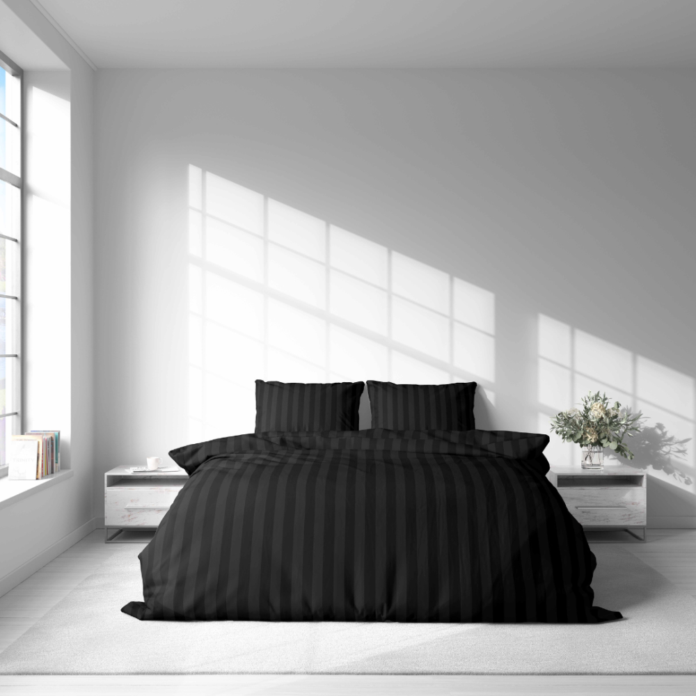 Komplet pościeli „Black Stripes“. Komplety pościeli 140x200, 140x200 cm, 160x200 cm, 200x200 cm, 200x220 cm. Klasyczny czarny zestaw pościeli z detalami w paski, oferujący ponadczasową i wyrafinowaną estetykę twojemu łóżku