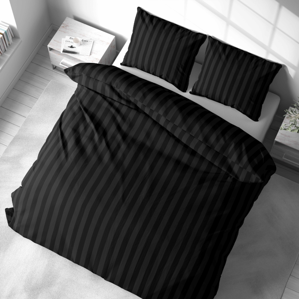 Komplet pościeli „Black Stripes“. Komplety pościeli 140x200, 140x200 cm, 160x200 cm, 200x200 cm, 200x220 cm. Elegancki czarny zestaw pościeli z subtelnymi paskami, wnoszący odrobinę nowoczesnego luksusu i komfortu do twojej przestrzeni