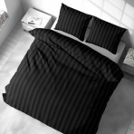 Komplet pościeli „Black Stripes“. Komplety pościeli 140x200, 140x200 cm, 160x200 cm, 200x200 cm, 200x220 cm. Elegancki czarny zestaw pościeli z subtelnymi paskami, wnoszący odrobinę nowoczesnego luksusu i komfortu do twojej przestrzeni