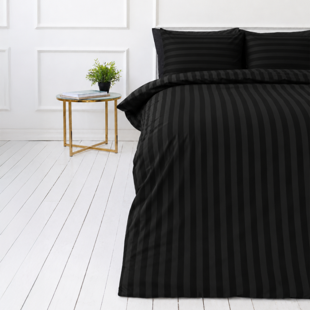 Komplet pościeli „Black Stripes“. Czarna pościel, 140x200 cm, 150x200 cm, 160x200 cm, 180x200 cm, 200x200 cm, 200x220 cm. Klasyczny czarny zestaw pościeli z detalami w paski, oferujący ponadczasową i wyrafinowaną estetykę twojemu łóżku Komplet pościeli „Black Stripes“. Czarna pościel, 140x200 cm, 150x200 cm, 160x200 cm, 180x200 cm, 200x200 cm, 200x220 cm. Klasyczny czarny zestaw pościeli z detalami w paski, oferujący ponadczasową i wyrafinowaną estetykę twojemu łóżku