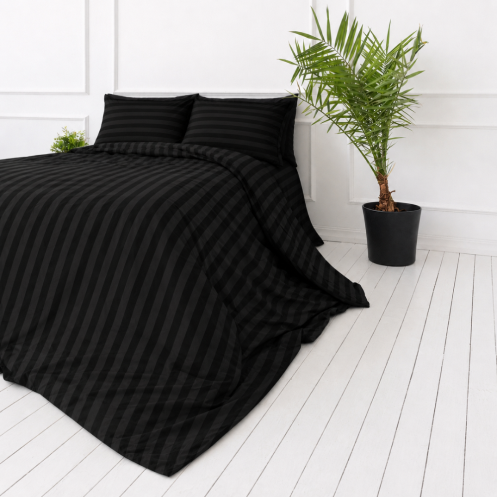 Komplet pościeli „Black Stripes“. Czarna pościel, 140x200 cm, 150x200 cm, 160x200 cm, 180x200 cm, 200x200 cm, 200x220 cm. Wyszukany czarny zestaw pościeli z odważnymi wzorami pasków, idealny do współczesnego i szykownego wyglądu Komplet pościeli „Black Stripes“. Czarna pościel, 140x200 cm, 150x200 cm, 160x200 cm, 180x200 cm, 200x200 cm, 200x220 cm. Wyszukany czarny zestaw pościeli z odważnymi wzorami pasków, idealny do współczesnego i szykownego wyglądu