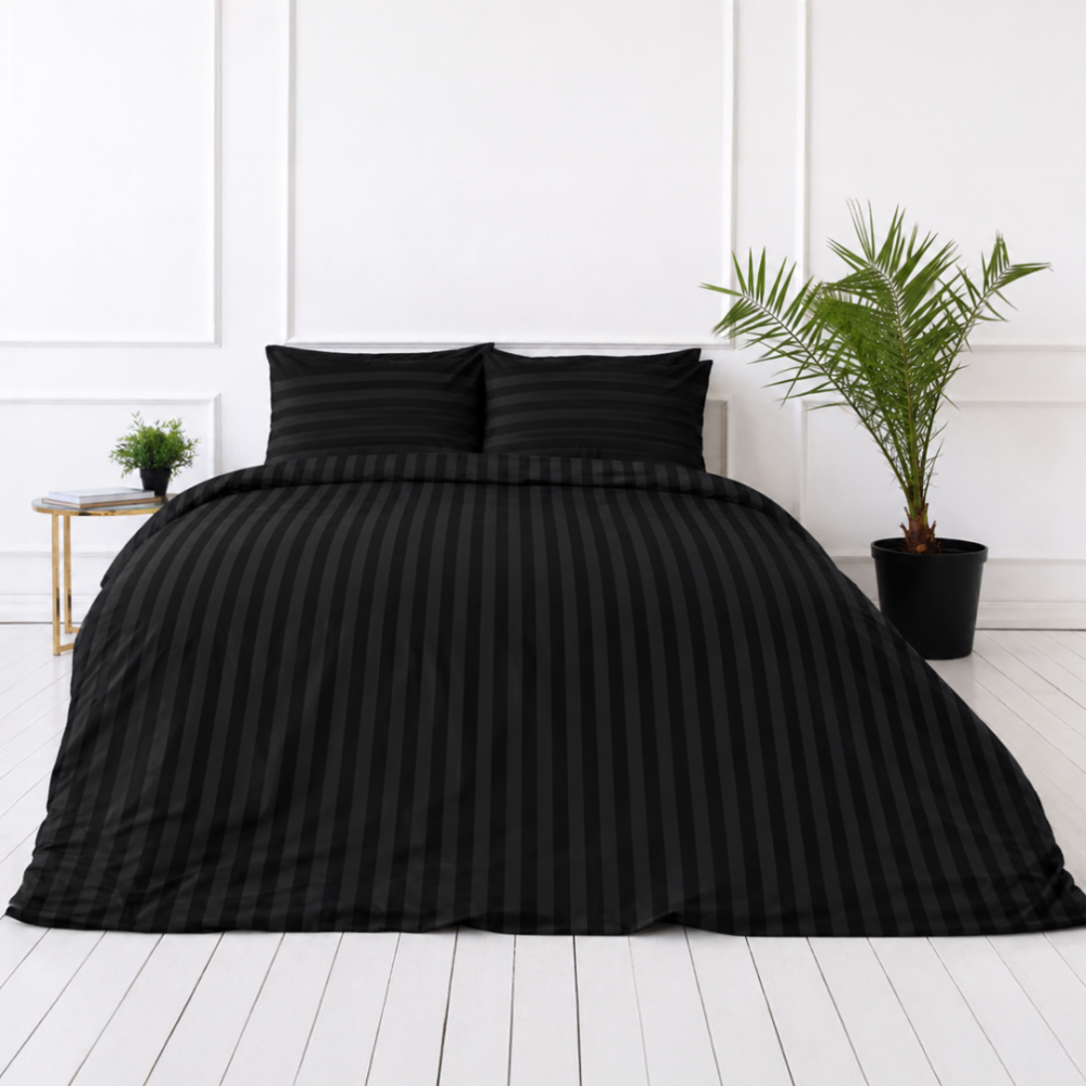Komplet pościeli „Black Stripes“. Czarna pościel, 140x200 cm, 150x200 cm, 160x200 cm, 180x200 cm, 200x200 cm, 200x220 cm. Elegancki czarny zestaw pościeli z subtelnymi paskami, wnoszący odrobinę nowoczesnego luksusu i komfortu do twojej przestrzeni Komplet pościeli „Black Stripes“. Czarna pościel, 140x200 cm, 150x200 cm, 160x200 cm, 180x200 cm, 200x200 cm, 200x220 cm. Elegancki czarny zestaw pościeli z subtelnymi paskami, wnoszący odrobinę nowoczesnego luksusu i komfortu do twojej przestrzeni
