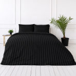 Komplet pościeli „Black Stripes“. Czarna pościel, 140x200 cm, 150x200 cm, 160x200 cm, 180x200 cm, 200x200 cm, 200x220 cm. Elegancki czarny zestaw pościeli z subtelnymi paskami, wnoszący odrobinę nowoczesnego luksusu i komfortu do twojej przestrzeni Komplet pościeli „Black Stripes“. Czarna pościel, 140x200 cm, 150x200 cm, 160x200 cm, 180x200 cm, 200x200 cm, 200x220 cm. Elegancki czarny zestaw pościeli z subtelnymi paskami, wnoszący odrobinę nowoczesnego luksusu i komfortu do twojej przestrzeni