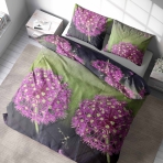 Komplet pościeli "Burdock". Komplety pościeli 140x200, 140x200 cm, 150x200 cm, 160x200 cm, 180x200 cm, 200x200 cm, 200x220 cm. Inspirowany naturą zestaw pościeli zawiera duże wzory łopianu w ciemnych i jasnozielonych odcieniach.