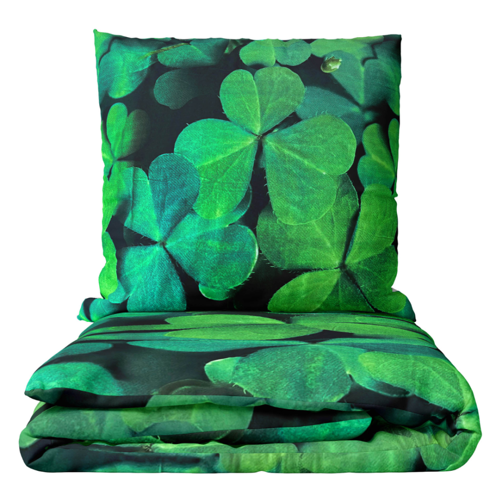 Komplet pościeli "Clover". Komplety pościeli 140x200, 140x200 cm, 180x200 cm. Czarny zestaw pościeli z efektownymi zielonymi koniczynkami, wprowadzający świeży i szczęśliwy klimat do wystroju sypialni.
