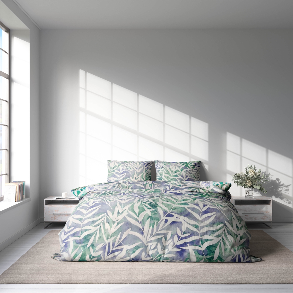 Komplet pościeli "Luminous". Komplety pościeli 140x200, 140x200 cm, 200x200 cm, 200x220 cm. Elegancki niebiesko-zielony komplet pościeli ozdobiony białymi gałązkami i długimi liśćmi, tworzący spokojną i świeżą atmosferę.