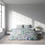 Komplet pościeli "Luminous". Komplety pościeli 140x200, 140x200 cm, 200x200 cm, 200x220 cm. Elegancki niebiesko-zielony komplet pościeli ozdobiony białymi gałązkami i długimi liśćmi, tworzący spokojną i świeżą atmosferę.