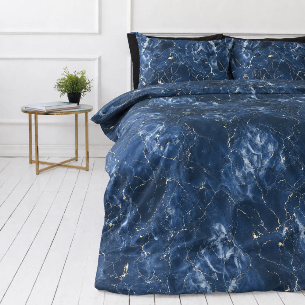 Komplet pościeli „Cosmic Blue“. Wzorzysta pościel, 140x200 cm, 150x200 cm, 160x200 cm, 180x200 cm, 200x200 cm, 200x220 cm, 220x240 cm. Stylowy i nowoczesny wybór dekoru do sypialni z marmurowym wzorem.