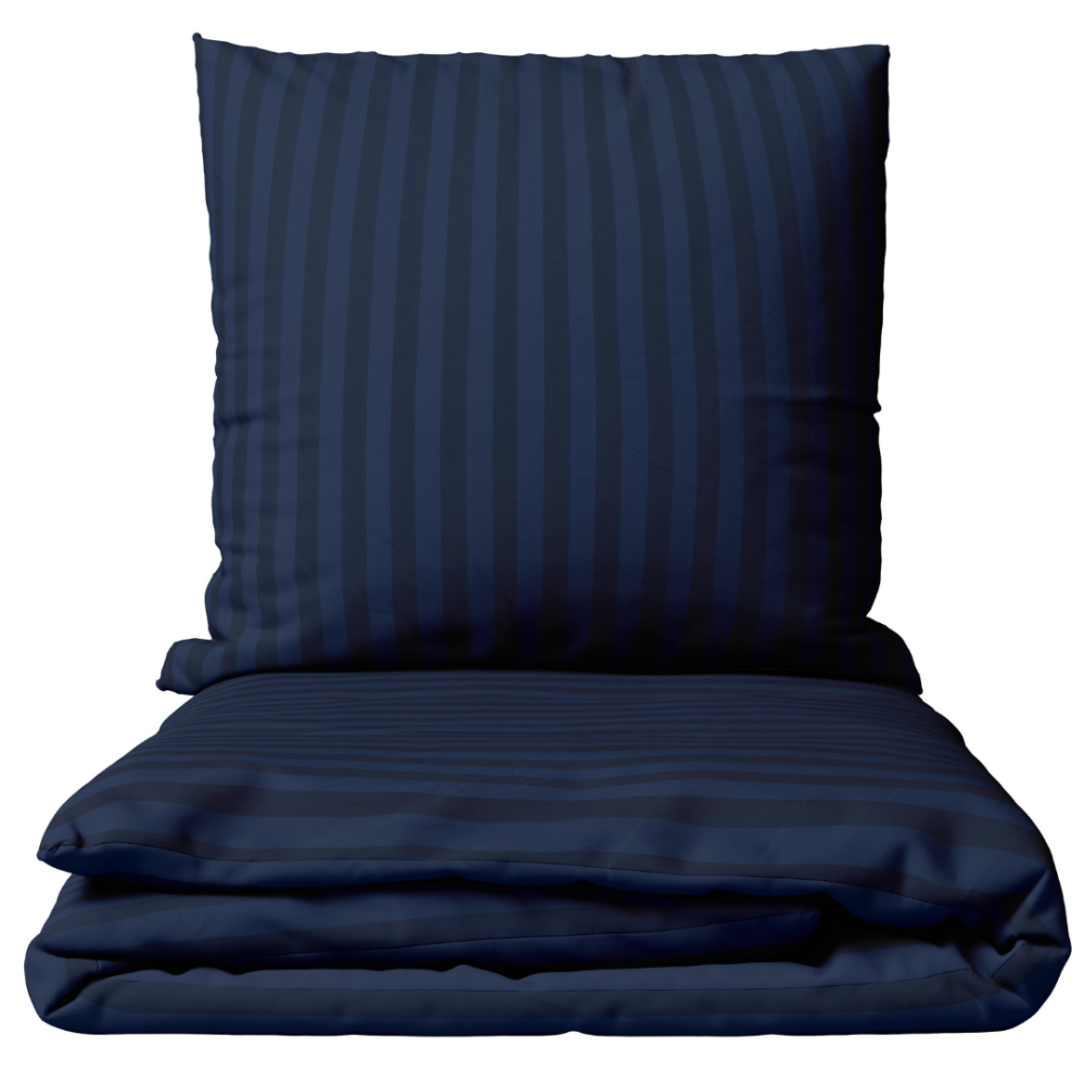Komplet pościeli „Dark Blue Stripes“. Komplety pościeli 140x200, 140x200 cm, 200x200 cm, 200x220 cm. Ciemnoniebieski zestaw pościeli z eleganckim wzorem w paski, dodający odrobinę wyrafinowania do wystroju sypialni.