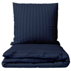 Komplet pościeli „Dark Blue Stripes“. Komplety pościeli 140x200, 140x200 cm, 200x200 cm, 200x220 cm. Ciemnoniebieski zestaw pościeli z eleganckim wzorem w paski, dodający odrobinę wyrafinowania do wystroju sypialni.