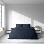 Komplet pościeli „Dark Blue Stripes“. Komplety pościeli 140x200, 140x200 cm, 200x200 cm, 200x220 cm. Ten ciemnoniebieski zestaw pościeli z eleganckim wzorem w paski doda szyku twojej sypialni.