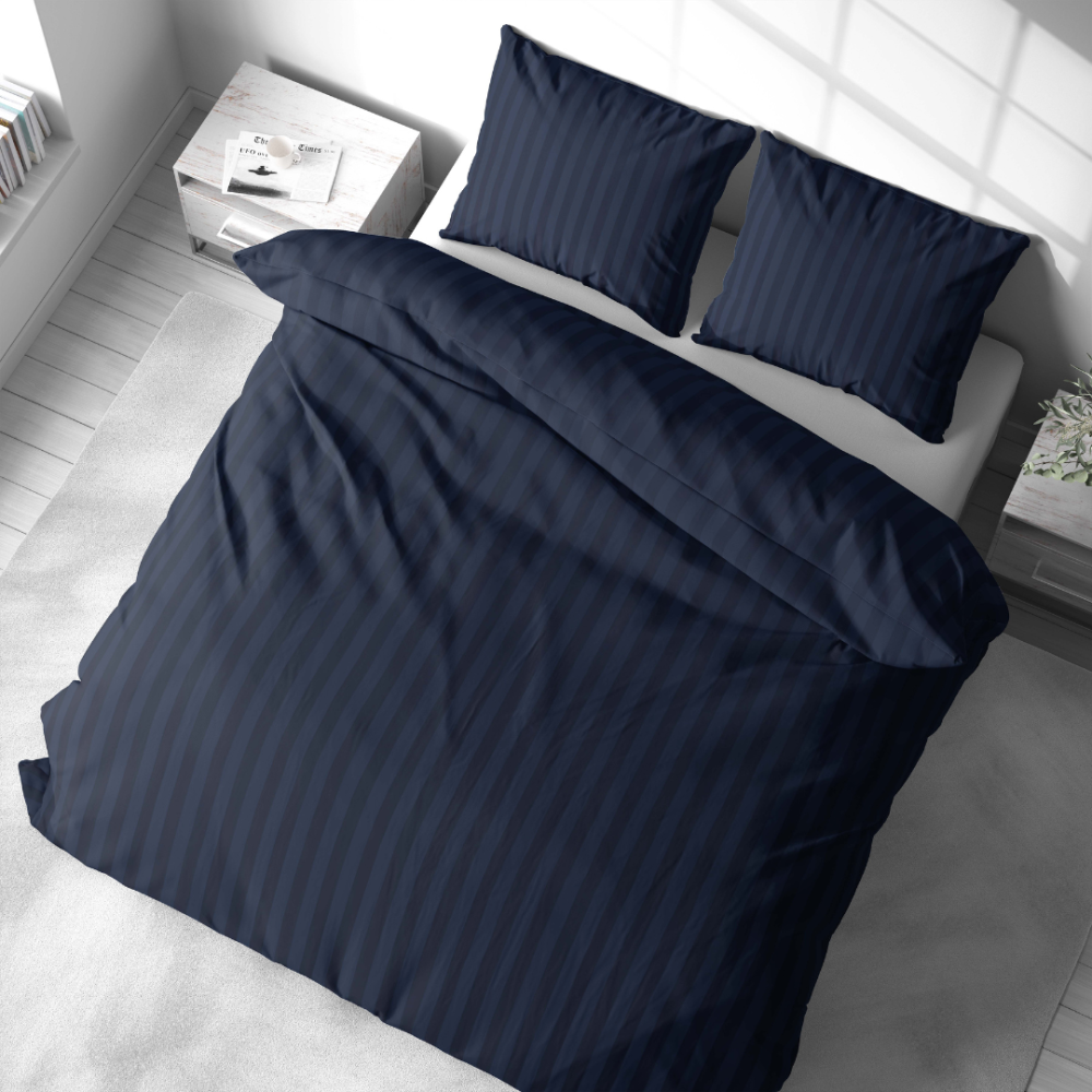 Komplet pościeli „Dark Blue Stripes“. Komplety pościeli 140x200, 140x200 cm, 200x200 cm, 200x220 cm. Elegancki i stylowy granatowy zestaw pościeli z klasycznym wzorem w paski, idealny do wyrafinowanej atmosfery sypialni.