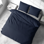 Komplet pościeli „Dark Blue Stripes“. Komplety pościeli 140x200, 140x200 cm, 200x200 cm, 200x220 cm. Elegancki i stylowy granatowy zestaw pościeli z klasycznym wzorem w paski, idealny do wyrafinowanej atmosfery sypialni.