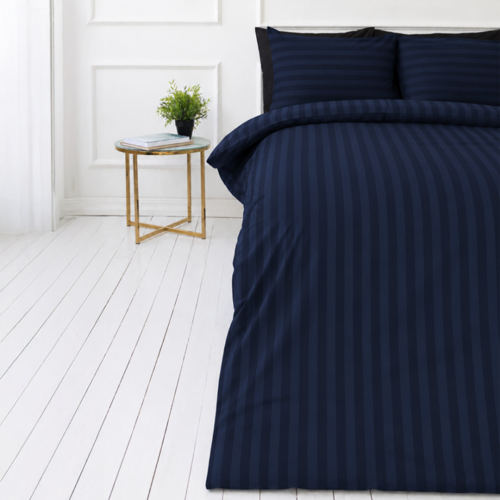 Komplet pościeli „Dark Blue Stripes“. Niebieska pościel, 140x200 cm, 160x200 cm, 200x200 cm, 200x220 cm. Luksusowy granatowy komplet pościeli z subtelnym wzorem w paski, zapewniający nowoczesny i stylowy wygląd. Komplet pościeli „Dark Blue Stripes“. Niebieska pościel, 140x200 cm, 160x200 cm, 200x200 cm, 200x220 cm. Luksusowy granatowy komplet pościeli z subtelnym wzorem w paski, zapewniający nowoczesny i stylowy wygląd.