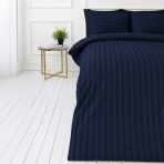 Komplet pościeli „Dark Blue Stripes“. Niebieska pościel, 140x200 cm, 160x200 cm, 200x200 cm, 200x220 cm. Luksusowy granatowy komplet pościeli z subtelnym wzorem w paski, zapewniający nowoczesny i stylowy wygląd. Komplet pościeli „Dark Blue Stripes“. Niebieska pościel, 140x200 cm, 160x200 cm, 200x200 cm, 200x220 cm. Luksusowy granatowy komplet pościeli z subtelnym wzorem w paski, zapewniający nowoczesny i stylowy wygląd.