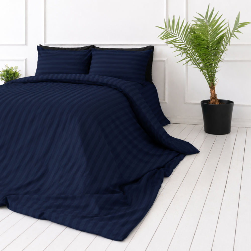 Komplet pościeli „Dark Blue Stripes“. Niebieska pościel, 140x200 cm, 160x200 cm, 200x200 cm, 200x220 cm. Ten ciemnoniebieski zestaw pościeli z eleganckim wzorem w paski doda szyku twojej sypialni. Komplet pościeli „Dark Blue Stripes“. Niebieska pościel, 140x200 cm, 160x200 cm, 200x200 cm, 200x220 cm. Ten ciemnoniebieski zestaw pościeli z eleganckim wzorem w paski doda szyku twojej sypialni.
