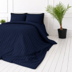 Komplet pościeli „Dark Blue Stripes“. Niebieska pościel, 140x200 cm, 160x200 cm, 200x200 cm, 200x220 cm. Ten ciemnoniebieski zestaw pościeli z eleganckim wzorem w paski doda szyku twojej sypialni. Komplet pościeli „Dark Blue Stripes“. Niebieska pościel, 140x200 cm, 160x200 cm, 200x200 cm, 200x220 cm. Ten ciemnoniebieski zestaw pościeli z eleganckim wzorem w paski doda szyku twojej sypialni.