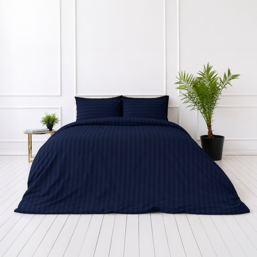 Komplet pościeli „Dark Blue Stripes“. Niebieska pościel, 140x200 cm, 160x200 cm, 200x200 cm, 200x220 cm. Elegancki i stylowy granatowy zestaw pościeli z klasycznym wzorem w paski, idealny do wyrafinowanej atmosfery sypialni. Komplet pościeli „Dark Blue Stripes“. Niebieska pościel, 140x200 cm, 160x200 cm, 200x200 cm, 200x220 cm. Elegancki i stylowy granatowy zestaw pościeli z klasycznym wzorem w paski, idealny do wyrafinowanej atmosfery sypialni.