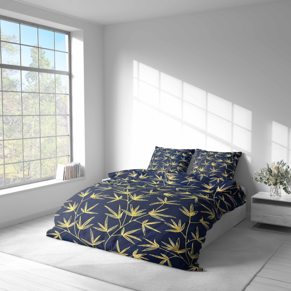 Komplet pościeli „Dawn Botanical“. Komplety pościeli 140x200, 140x200 cm, 160x200 cm, 200x200 cm, 200x220 cm. Ciemnoniebieski zestaw pościeli wyróżniony odważnymi żółtymi gałązkami, wnoszący odrobinę elegancji inspirowanej naturą do twojego pokoju.