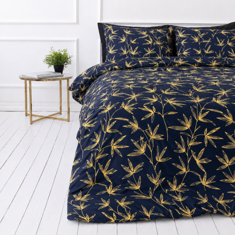 Komplet pościeli „Dawn Botanical“. Pościel z roślinami, 140x200 cm, 150x200 cm, 160x200 cm, 180x200 cm, 200x200 cm, 200x220 cm, 220x240 cm. Ciemnoniebieski zestaw pościeli ozdobiony żywymi żółtymi gałązkami, nadający świeży i nowoczesny wygląd twojej przestrzeni. Komplet pościeli „Dawn Botanical“. Pościel z roślinami, 140x200 cm, 150x200 cm, 160x200 cm, 180x200 cm, 200x200 cm, 200x220 cm, 220x240 cm. Ciemnoniebieski zestaw pościeli ozdobiony żywymi żółtymi gałązkami, nadający świeży i nowoczesny wygląd twojej przestrzeni.