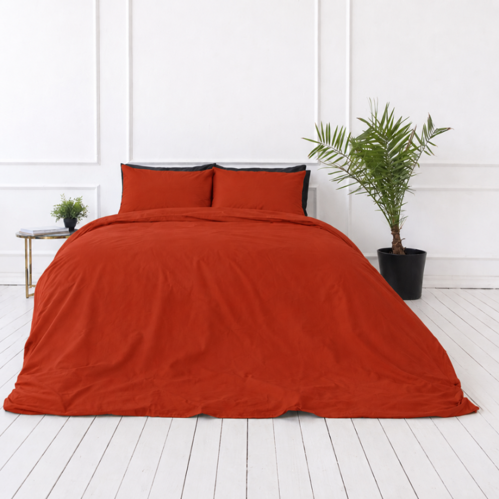 Komplet pościeli "Dry Tomato". Pościel jednokolorowa, 140x200 cm, 150x200 cm, 160x200 cm, 180x200 cm, 200x200 cm, 200x220 cm, 220x240 cm. Wyrazisty ceglastoczerwony wzór pościeli o jednolitej kolorystyce. Komplet pościeli "Dry Tomato". Pościel jednokolorowa, 140x200 cm, 150x200 cm, 160x200 cm, 180x200 cm, 200x200 cm, 200x220 cm, 220x240 cm. Wyrazisty ceglastoczerwony wzór pościeli o jednolitej kolorystyce.