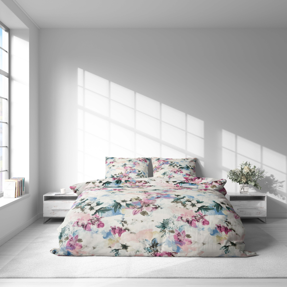 Komplet pościeli „Flowery Mosaic“. Komplety pościeli 140x200, 140x200 cm, 200x200 cm, 200x220 cm. Wyraźne wzory kwiatów na białym tle, które dodają świeżości i energii.