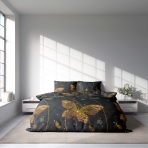 Komplet pościeli "Flutter". Komplety pościeli 140x200, 140x200 cm, 200x200 cm, 200x220 cm, 220x240 cm. Mistyczna czarna pościel z żywymi pomarańczowymi motylami tańczącymi wśród wirujących linii.