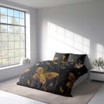 Komplet pościeli "Flutter". Komplety pościeli 140x200, 140x200 cm, 200x200 cm, 200x220 cm, 220x240 cm. Elegancka czarna pościel ożywiona promiennymi pomarańczowymi motylami i figlarnymi migotaniami.