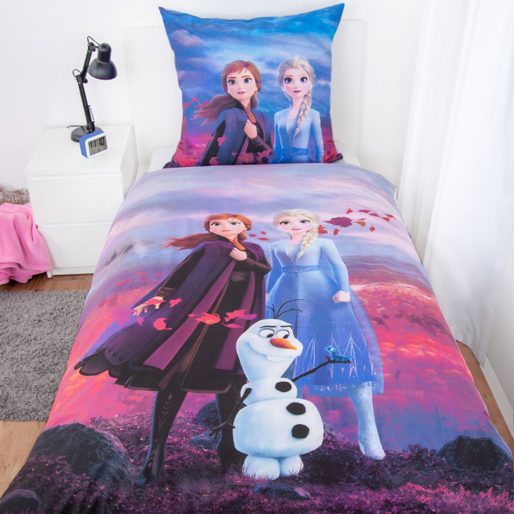Pościel bawełniana „Frozen“. Pościel bawełniana, 135x200 cm. Wzór „frozen“ z anną, elsą, olafem i tłem w jesiennych kolorach. Pościel bawełniana „Frozen“. Pościel bawełniana, 135x200 cm. Wzór „frozen“ z anną, elsą, olafem i tłem w jesiennych kolorach.
