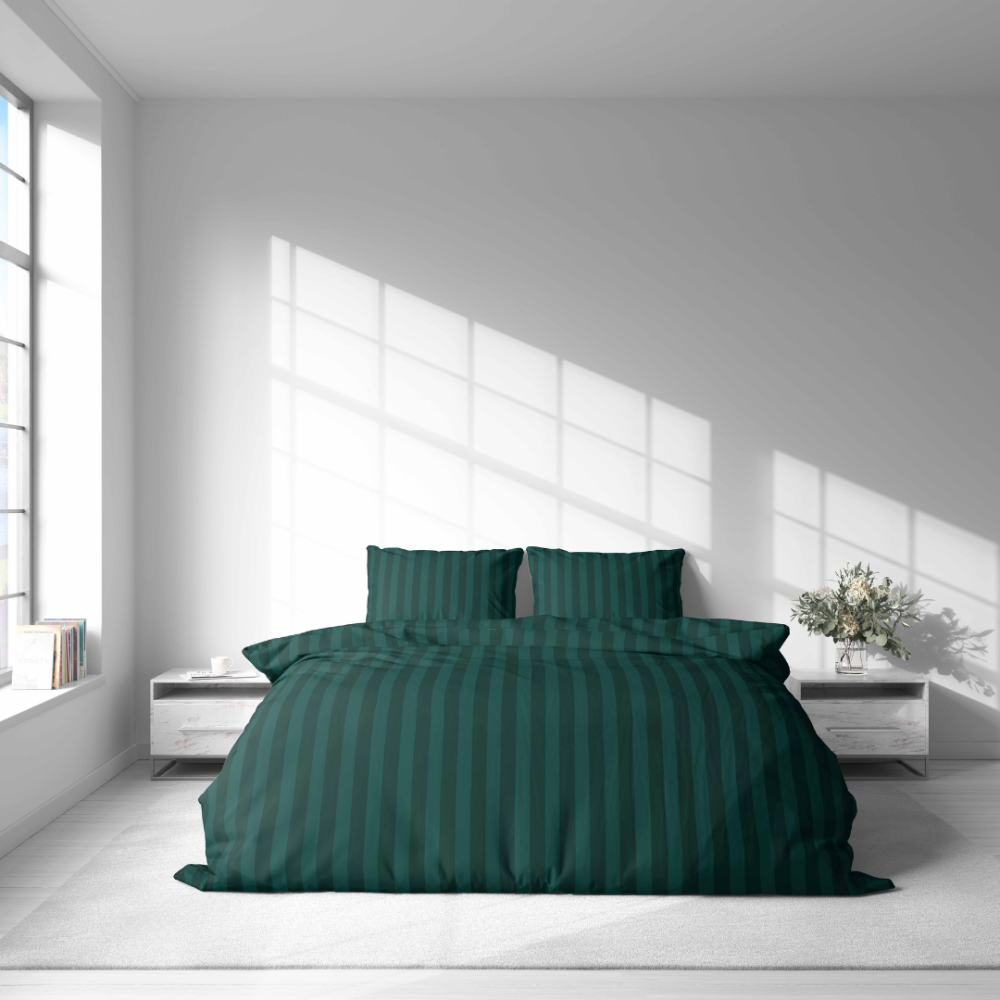 Komplet pościeli „Green Stripes“. Komplety pościeli 140x200, 140x200 cm, 160x200 cm, 200x200 cm, 200x220 cm. Zestaw pościeli w bogatym ciemnozielonym kolorze z subtelnym wzorem w paski, oferujący nowoczesny i szykowny wygląd dla twojej sypialni.
