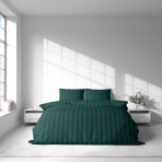 Komplet pościeli „Green Stripes“. Komplety pościeli 140x200, 140x200 cm, 160x200 cm, 200x200 cm, 200x220 cm. Zestaw pościeli w bogatym ciemnozielonym kolorze z subtelnym wzorem w paski, oferujący nowoczesny i szykowny wygląd dla twojej sypialni.