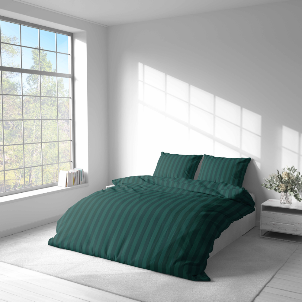 Komplet pościeli „Green Stripes“. Komplety pościeli 140x200, 140x200 cm, 160x200 cm, 200x200 cm, 200x220 cm. Elegancki zestaw pościeli w ciemnozielonym kolorze z ponadczasowym wzorem w paski, który doskonale uzupełnia różne style aranżacji wnętrz.