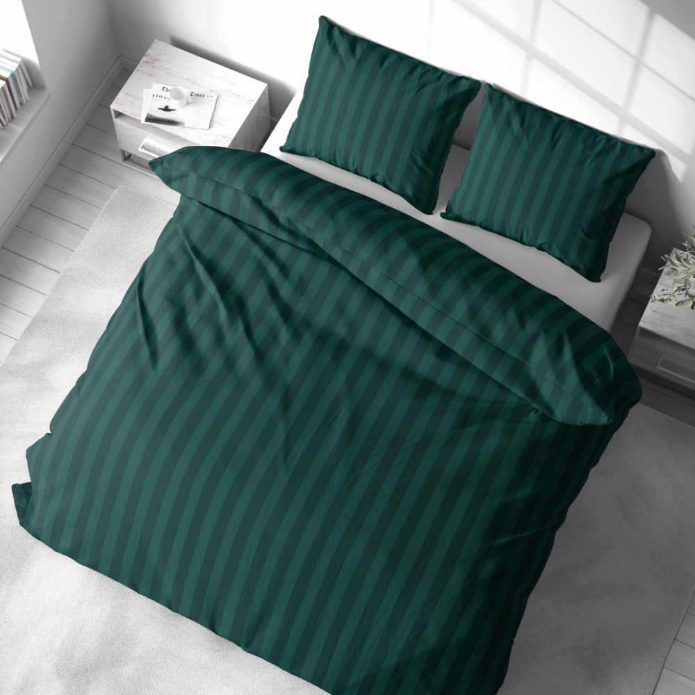Komplet pościeli „Green Stripes“. Komplety pościeli 140x200, 140x200 cm, 160x200 cm, 200x200 cm, 200x220 cm. Luksusowy ciemnozielony zestaw pościeli z klasycznym wzorem w paski, idealny dla stylowego i komfortowego środowiska snu.