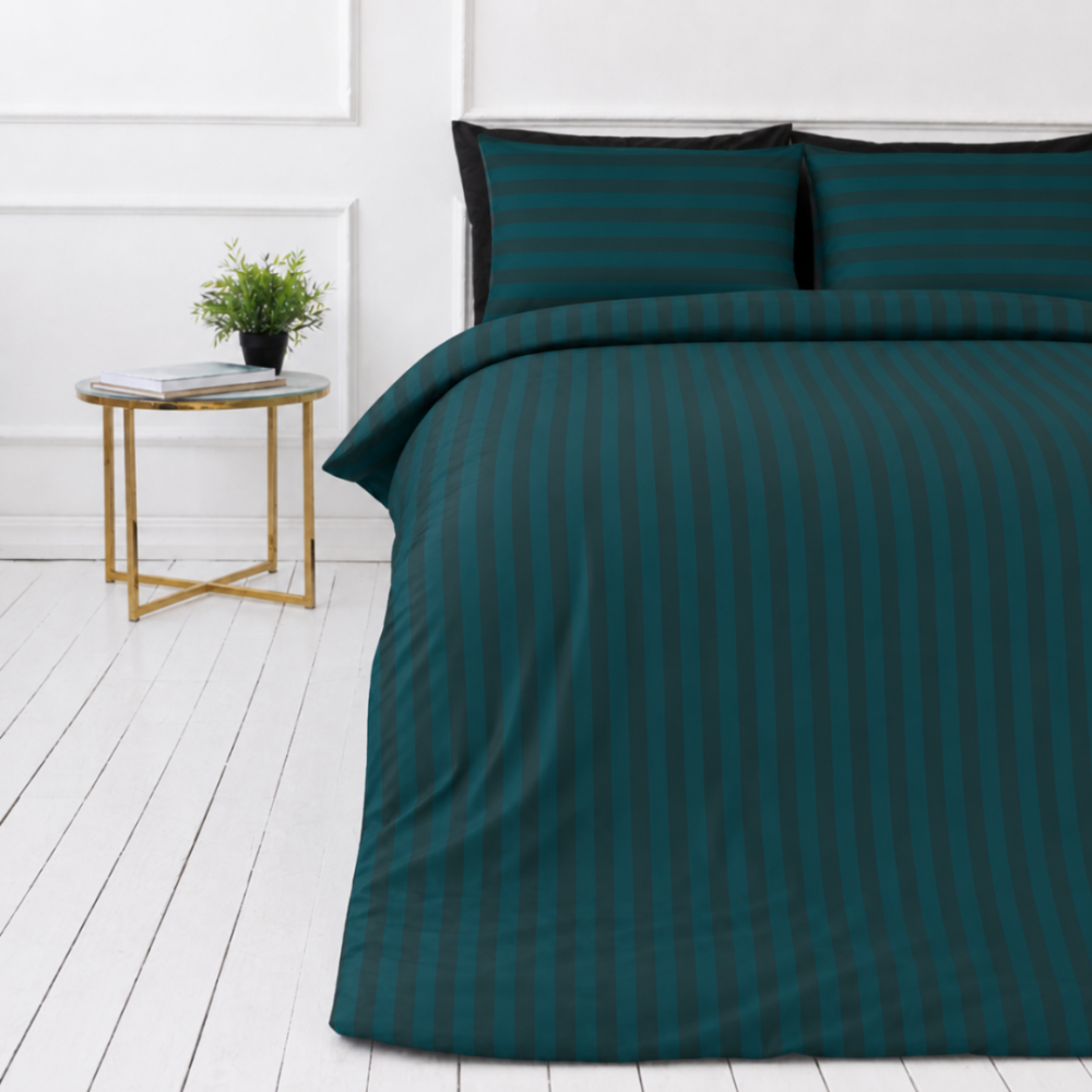 Komplet pościeli „Green Stripes“. Wzorzysta pościel, 140x200 cm, 150x200 cm, 160x200 cm, 180x200 cm, 200x200 cm, 200x220 cm. Luksusowy ciemnozielony zestaw pościeli z klasycznym wzorem w paski, idealny dla stylowego i komfortowego środowiska snu. Komplet pościeli „Green Stripes“. Wzorzysta pościel, 140x200 cm, 150x200 cm, 160x200 cm, 180x200 cm, 200x200 cm, 200x220 cm. Luksusowy ciemnozielony zestaw pościeli z klasycznym wzorem w paski, idealny dla stylowego i komfortowego środowiska snu.