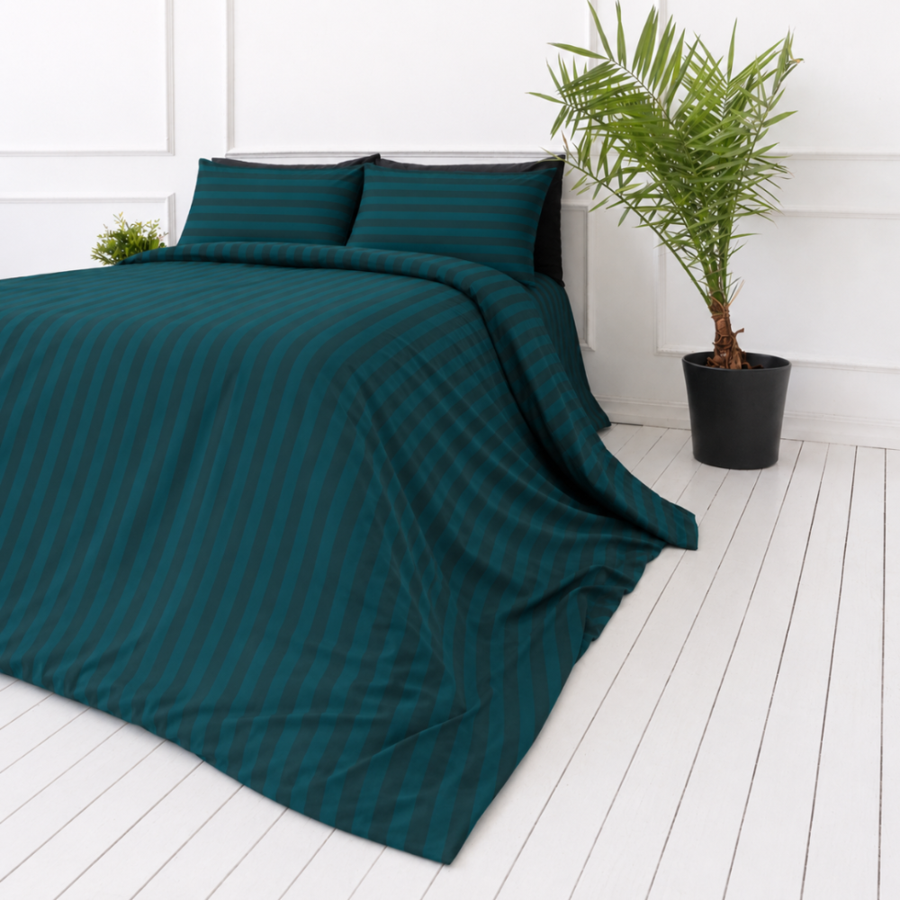 Komplet pościeli „Green Stripes“. Wzorzysta pościel, 140x200 cm, 150x200 cm, 160x200 cm, 180x200 cm, 200x200 cm, 200x220 cm. Zestaw pościeli w bogatym ciemnozielonym kolorze z subtelnym wzorem w paski, oferujący nowoczesny i szykowny wygląd dla twojej sypialni. Komplet pościeli „Green Stripes“. Wzorzysta pościel, 140x200 cm, 150x200 cm, 160x200 cm, 180x200 cm, 200x200 cm, 200x220 cm. Zestaw pościeli w bogatym ciemnozielonym kolorze z subtelnym wzorem w paski, oferujący nowoczesny i szykowny wygląd dla twojej sypialni.