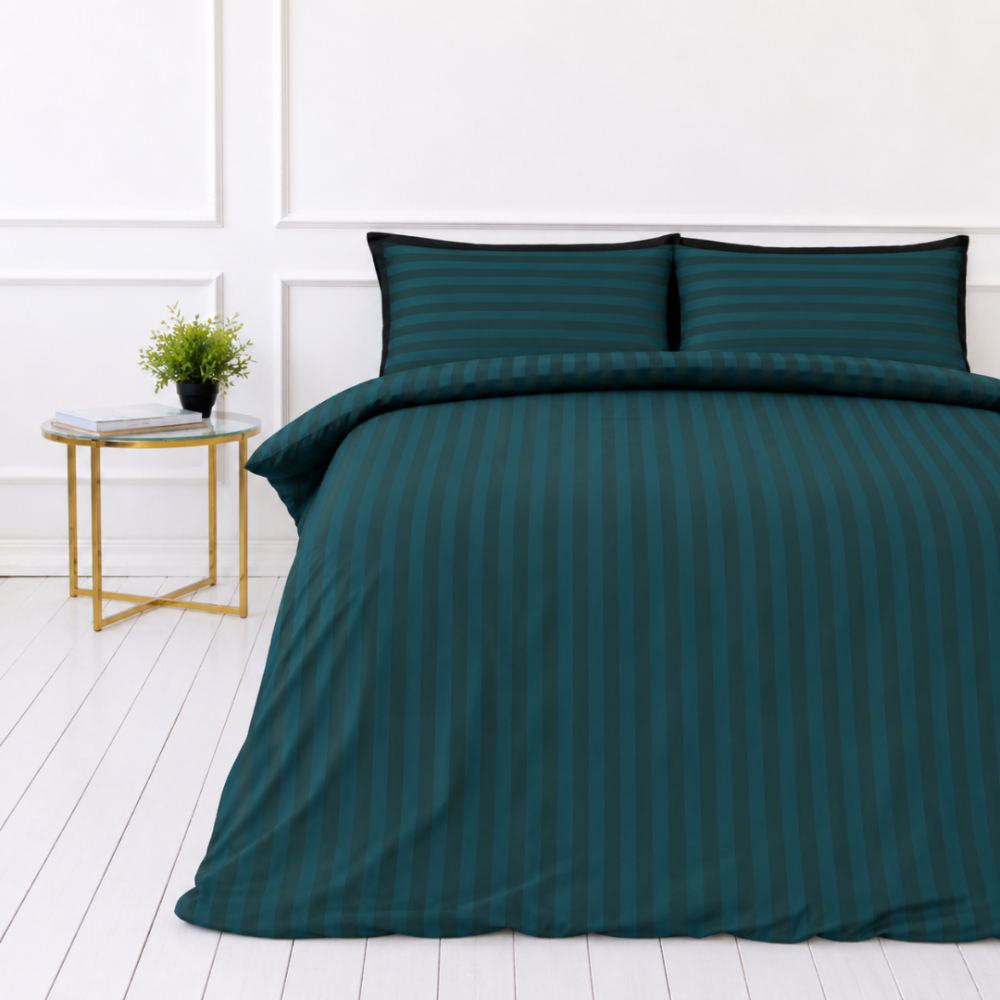 Komplet pościeli „Green Stripes“. Wzorzysta pościel, 140x200 cm, 150x200 cm, 160x200 cm, 180x200 cm, 200x200 cm, 200x220 cm. Elegancki zestaw pościeli w ciemnozielonym kolorze z ponadczasowym wzorem w paski, który doskonale uzupełnia różne style aranżacji wnętrz. Komplet pościeli „Green Stripes“. Wzorzysta pościel, 140x200 cm, 150x200 cm, 160x200 cm, 180x200 cm, 200x200 cm, 200x220 cm. Elegancki zestaw pościeli w ciemnozielonym kolorze z ponadczasowym wzorem w paski, który doskonale uzupełnia różne style aranżacji wnętrz.