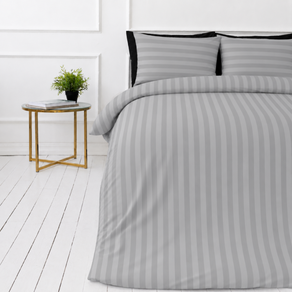 Komplet pościeli „Grey Stripes“. Wzorzysta pościel, 140x200 cm, 150x200 cm, 160x200 cm, 180x200 cm, 200x200 cm, 200x220 cm. Elegancki szary zestaw pościeli z wzorem w paski, dodający nowoczesny i stylowy akcent twojej sypialni. Komplet pościeli „Grey Stripes“. Wzorzysta pościel, 140x200 cm, 150x200 cm, 160x200 cm, 180x200 cm, 200x200 cm, 200x220 cm. Elegancki szary zestaw pościeli z wzorem w paski, dodający nowoczesny i stylowy akcent twojej sypialni.