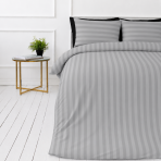 Komplet pościeli „Grey Stripes“. Wzorzysta pościel, 140x200 cm, 150x200 cm, 160x200 cm, 180x200 cm, 200x200 cm, 200x220 cm. Elegancki szary zestaw pościeli z wzorem w paski, dodający nowoczesny i stylowy akcent twojej sypialni. Komplet pościeli „Grey Stripes“. Wzorzysta pościel, 140x200 cm, 150x200 cm, 160x200 cm, 180x200 cm, 200x200 cm, 200x220 cm. Elegancki szary zestaw pościeli z wzorem w paski, dodający nowoczesny i stylowy akcent twojej sypialni.