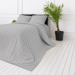 Komplet pościeli „Grey Stripes“. Wzorzysta pościel, 140x200 cm, 150x200 cm, 160x200 cm, 180x200 cm, 200x200 cm, 200x220 cm. Elegancki i szykowny szary zestaw pościeli z minimalistycznym wzorem w paski, podkreślający estetykę każdego pokoju. Komplet pościeli „Grey Stripes“. Wzorzysta pościel, 140x200 cm, 150x200 cm, 160x200 cm, 180x200 cm, 200x200 cm, 200x220 cm. Elegancki i szykowny szary zestaw pościeli z minimalistycznym wzorem w paski, podkreślający estetykę każdego pokoju.