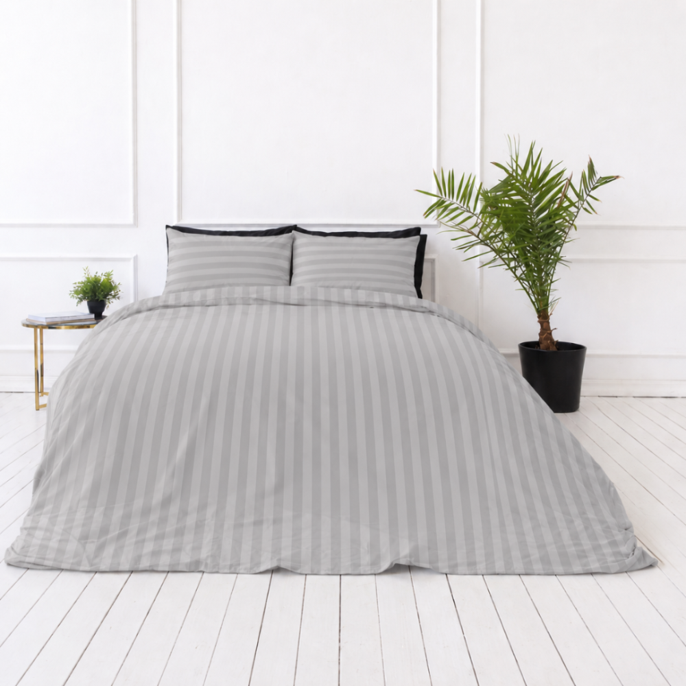 Komplet pościeli „Grey Stripes“. Wzorzysta pościel, 140x200 cm, 150x200 cm, 160x200 cm, 180x200 cm, 200x200 cm, 200x220 cm. Zestaw pościeli w miękkim szarym kolorze z klasycznym wzorem w paski, idealny do eleganckiej i przytulnej sypialni. Komplet pościeli „Grey Stripes“. Wzorzysta pościel, 140x200 cm, 150x200 cm, 160x200 cm, 180x200 cm, 200x200 cm, 200x220 cm. Zestaw pościeli w miękkim szarym kolorze z klasycznym wzorem w paski, idealny do eleganckiej i przytulnej sypialni.