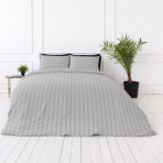 Komplet pościeli „Grey Stripes“. Wzorzysta pościel, 140x200 cm, 150x200 cm, 160x200 cm, 180x200 cm, 200x200 cm, 200x220 cm. Zestaw pościeli w miękkim szarym kolorze z klasycznym wzorem w paski, idealny do eleganckiej i przytulnej sypialni. Komplet pościeli „Grey Stripes“. Wzorzysta pościel, 140x200 cm, 150x200 cm, 160x200 cm, 180x200 cm, 200x200 cm, 200x220 cm. Zestaw pościeli w miękkim szarym kolorze z klasycznym wzorem w paski, idealny do eleganckiej i przytulnej sypialni.